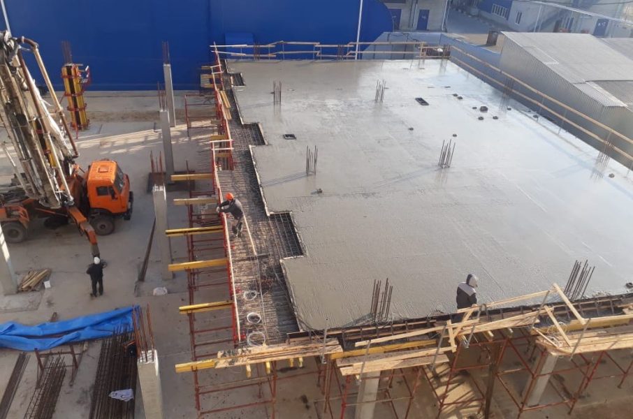 Заливка перекрытия бетонного цеха